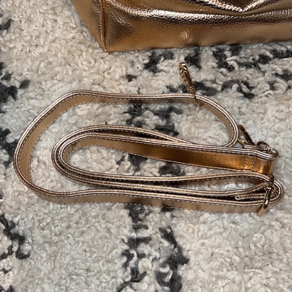 New! Vegan Leather Metallic Rose Gold Crossbody with Adjustable Shoulder Strap - Picture 6 of 6